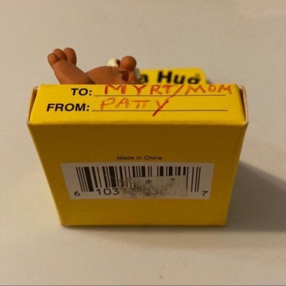 Vintage Hug Figurine Novelty Kitsch Stocking Stuffer in Packaging - Picture 9 of 11